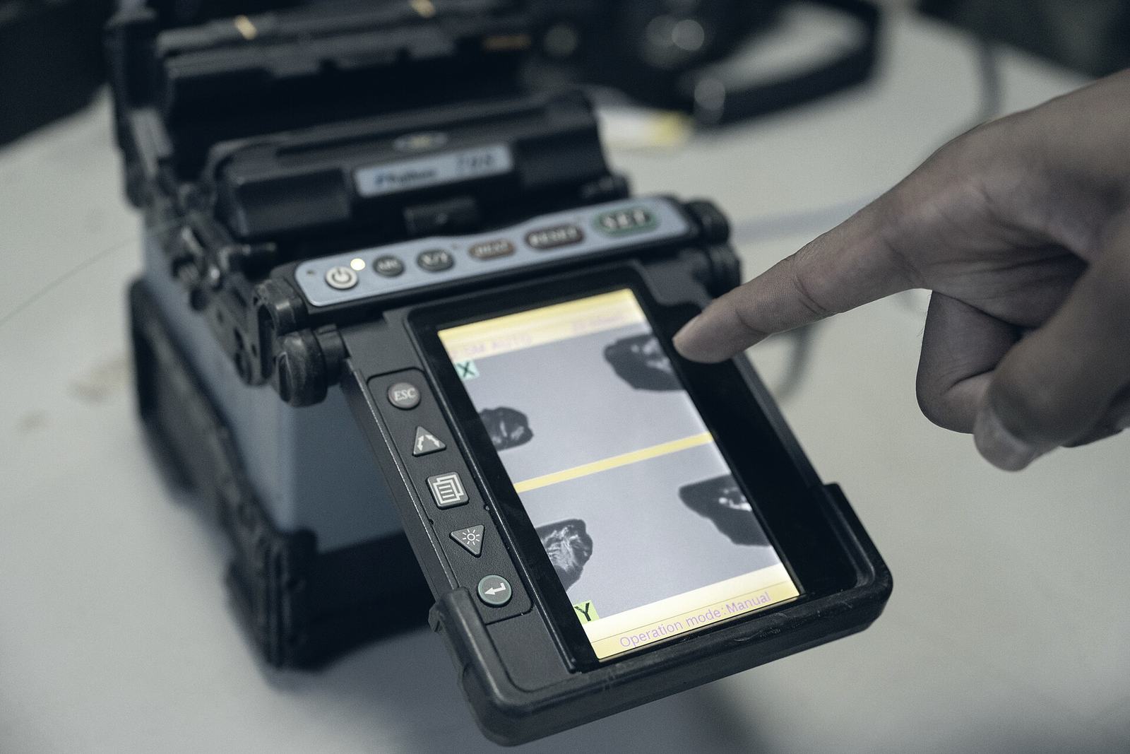 Fusion splicer aligning an optical fibre core