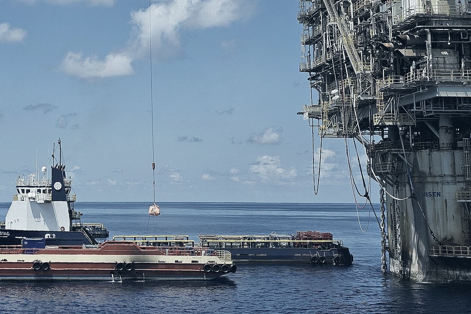 Platform crane lifting to a supply vessel alongside